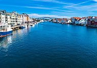 Haugesund (nur Route 2), Haugesunds malerische Hafenansicht mit bunten Häusern und Brücke., Haugesunds malerischer Hafen mit bunten Häusern und Brücke.