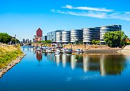 Moderne Architektur am Innenhafen Duisburg bei blauem Himmel.
