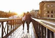 Stockholm - Skeppsholmbron, Paar spaziert bei Sonnenuntergang über die Skeppsholmbron in Stockholm., Paar spaziert bei Sonnenuntergang über die Skeppsholmbron in Stockholm.