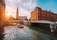 Hamburg Speicherstadt, Hamburg Speicherstadt im Sonnenuntergang, idyllische Wasserstraße., Speicherstadt Hamburg bei Sonnenuntergang, malerische Kanalfahrt.