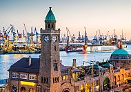 Hamburg Hafen, Hamburger Hafen bei Sonnenuntergang mit Landungsbrücken.