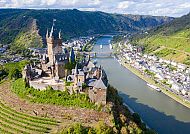 Reichsburg Cochem an der Mosel, umgeben von malerischer Landschaft.