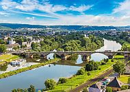 Panoramablick auf die Mosel und Römerbrücke in Trier.