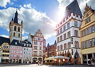 Historische Altstadt von Trier bei strahlendem Sonnenschein