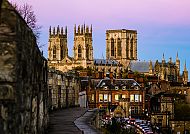 Entdecken Sie das schöne York, York Minster bei Sonnenuntergang, historische Architektur im Abendlicht., York Minster bei Sonnenuntergang, historische Architektur in York.
