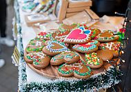 , Bunte Lebkuchenherzen auf einem Adventsmarktstand.