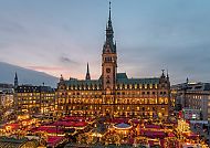 Hamburg, Weihnachtsmarkt am Hamburger Rathaus im Abendlicht.