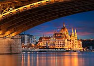 Wien, Beleuchtetes Parlamentsgebäude Budapest bei Sonnenuntergang.