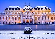 Wien, Schneebedecktes Schloss Belvedere in Wien bei Dämmerung.