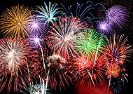 Silvester, Buntes Feuerwerk erleuchtet den Nachthimmel an Silvester., Buntes Silvesterfeuerwerk über der Donau, Reise 2026/2027.
