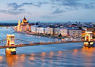 Budapest-Panorama mit Kettenbrücke und Parlament bei Sonnenuntergang.