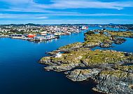 Haugesund (Route 1), Küstenlandschaft von Haugesund mit Blick auf die Stadt und Fjorde., Küstenlandschaft von Haugesund mit Blick auf Stadt und Fjorde.
