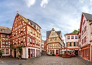 Malerischer Fachwerkplatz in Mainz bei klarem Himmel.