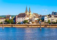 Koblenz am Rhein mit malerischer Altstadt und blauen Himmel.