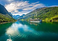 Im Geirangerfjord, Kreuzfahrtschiff im malerischen Geirangerfjord, umgeben von Bergen.