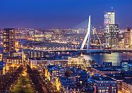 Erasmus-Brücke bei Nacht in Rotterdam, funkelnde Skyline.
