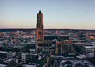 Arnheim im Abendlicht mit der Eusebiuskirche im Zentrum.