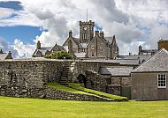 Lerwick, Shetland (Route 2), Historische Architektur in Lerwick, Shetland unter dramatischem Himmel., Historische Architektur in Lerwick, Shetland, unter dramatischem Himmel.