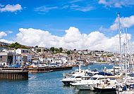 Falmouth / Cornwall (Route 2), Hafen von Falmouth, Cornwall, unter strahlend blauem Himmel.