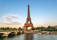 Ausflugstipp: Paris, Eiffelturm in Paris bei Sonnenuntergang, Blick über die Seine.