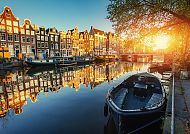 Amsterdam, Sonnenuntergang über Amsterdams Grachten und historischen Häusern.