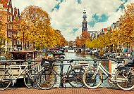 Herbstliche Grachtenansicht mit Fahrrädern in Amsterdam.