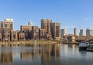 Moderne Skyline von Rotterdam am Wasser bei klarem Himmel.