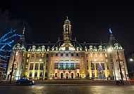 Beleuchtetes Rathaus von Rotterdam bei Nacht.