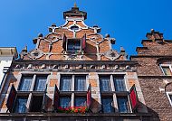 Historisches Gebäude in Nijmegen unter klarem, blauem Himmel.