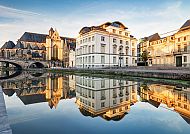 Historische Architektur spiegelt sich im Wasser von Gent, Belgien.