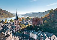 Blick auf Bacharach am Rhein, idyllische Landschaft und historische Gebäude.