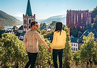 , Paar genießt den Blick auf Boppard und die Rheinlandschaft.