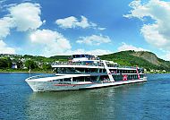 KD Schiff, KD-Schiff auf dem Rhein bei Boppard unter blauem Himmel.