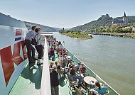 KD Schifffahrt - Aussicht von Deck, Rheinromantik: Blick vom KD-Schiff auf Boppard und den Rhein.