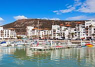 Yachthafen von Agadir mit malerischen Gebäuden und Hügeln.