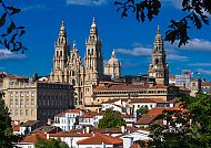 Kathedrale von Santiago de Compostela vor blauem Himmel.