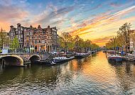 , Malerische Amsterdamer Grachten bei Sonnenuntergang.
