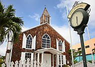 Historische Kirche und Uhr in Philipsburg, St. Maarten.