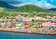 Bunte Küstenstadt vor grünen Hügeln auf Saint Kitts.