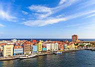 Bunte Häuserfassaden am Wasser in Willemstad, Curacao.