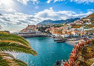 Malerische Küstenstadt auf Madeira mit blauem Himmel und Meer.