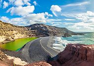 Schwarzer Strand auf Lanzarote, Schwarzer Strand und Lagune auf Lanzarote, Inseln des ewigen Frühlings., Schwarzer Strand auf Lanzarote mit türkisfarbenem Wasser und Felsen.