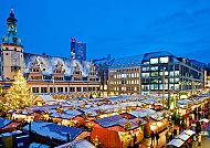 Weihnachtsmarkt vor dem Alten Rathaus, Weihnachtsmarkt vor dem Alten Rathaus in Leipzig bei Abenddämmerung.