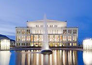 Oper Leipzig Opernhaus Leipzig, Opernhaus Leipzig bei Nacht, beleuchtet am Augustusplatz., Opernhaus Leipzig bei Nacht mit beleuchtetem Brunnen.