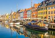 , Bunte Häuser und Boote am Nyhavn in Kopenhagen.