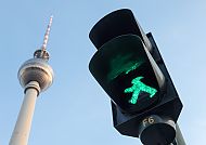 Ampel & Fernsehturm, Ampelmännchen und Berliner Fernsehturm bei klarem Himmel.