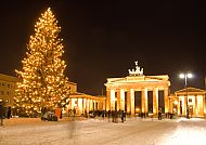 Weihnachtszeit am Brandenburger Tor, Weihnachtsmarkt am Brandenburger Tor bei Nacht., Weihnachtsmarkt am Brandenburger Tor bei Nacht.