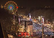 Silvesterparty Brandenburger Tor, Silvesterfeier am Brandenburger Tor mit Riesenrad und Menschenmenge.