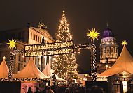 weihnachtsmarkt_gendarmenmarkt_, Weihnachtsmarkt am Gendarmenmarkt mit festlicher Beleuchtung.