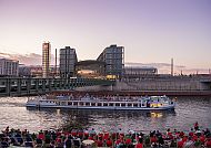 Schifffahrt auf der Spree, Schiff auf der Spree vor dem Berliner Hauptbahnhof bei Sonnenuntergang.